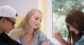 Jugendliche Arbeiten an einem Projekt